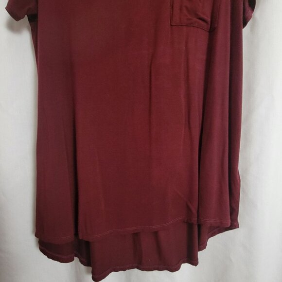 Cupio 1X Women's Tee t-shirt short sleeves Burgundy front pocket V-neck hi-low - Picture 3 of 9